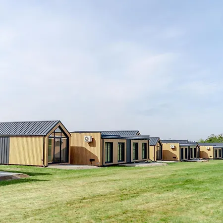 Black Water Links Village *